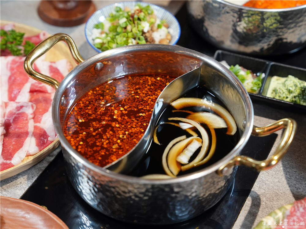 【台中西區。美食】『月團圓雞湯火鍋-台中美術園道店』個人鴛鴦火鍋爽爽吃，還有超豐盛自助吧無限吃到飽！台中寵物友善、包廂餐廳！ @傻蛋夫妻生活札記