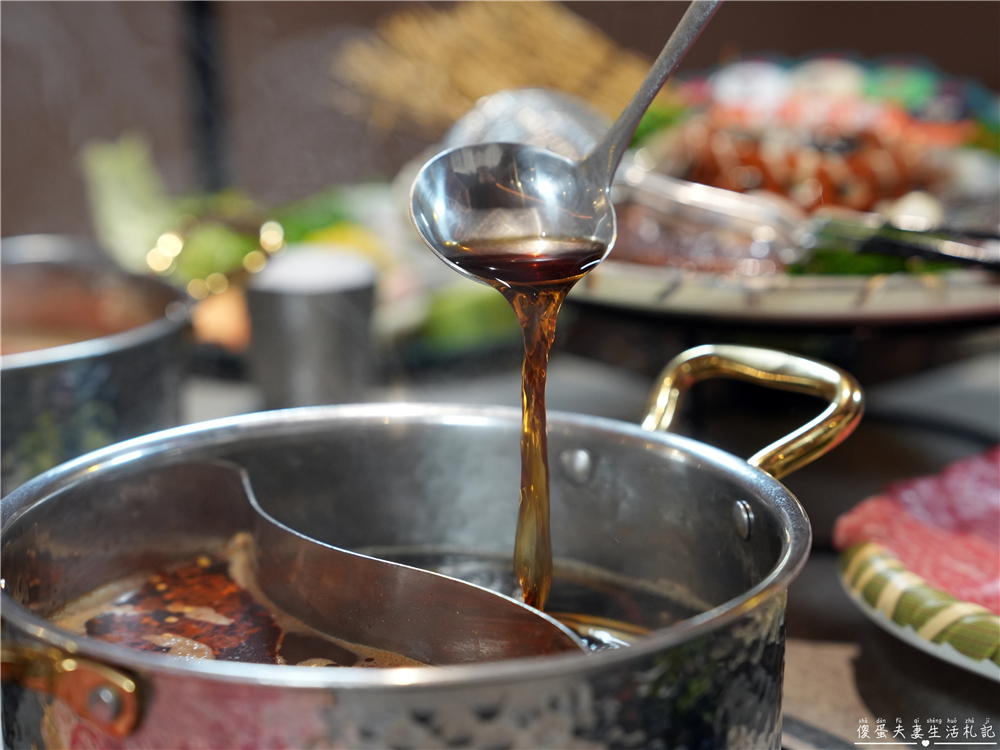 【台中西區。美食】『月團圓雞湯火鍋-台中美術園道店』個人鴛鴦火鍋爽爽吃，還有超豐盛自助吧無限吃到飽！台中寵物友善、包廂餐廳！ @傻蛋夫妻生活札記