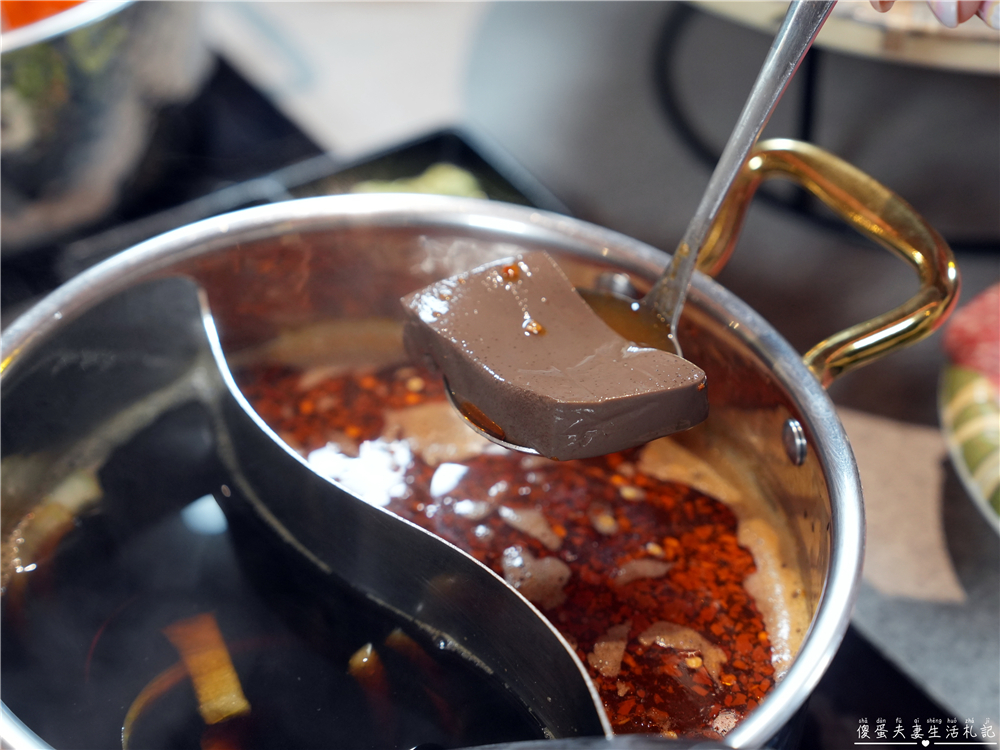 【台中西區。美食】『月團圓雞湯火鍋-台中美術園道店』個人鴛鴦火鍋爽爽吃，還有超豐盛自助吧無限吃到飽！台中寵物友善、包廂餐廳！ @傻蛋夫妻生活札記