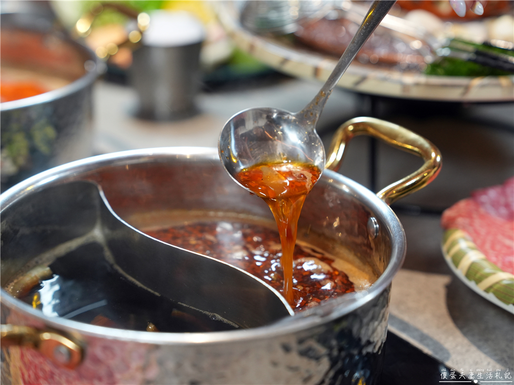 【台中西區。美食】『月團圓雞湯火鍋-台中美術園道店』個人鴛鴦火鍋爽爽吃，還有超豐盛自助吧無限吃到飽！台中寵物友善、包廂餐廳！ @傻蛋夫妻生活札記