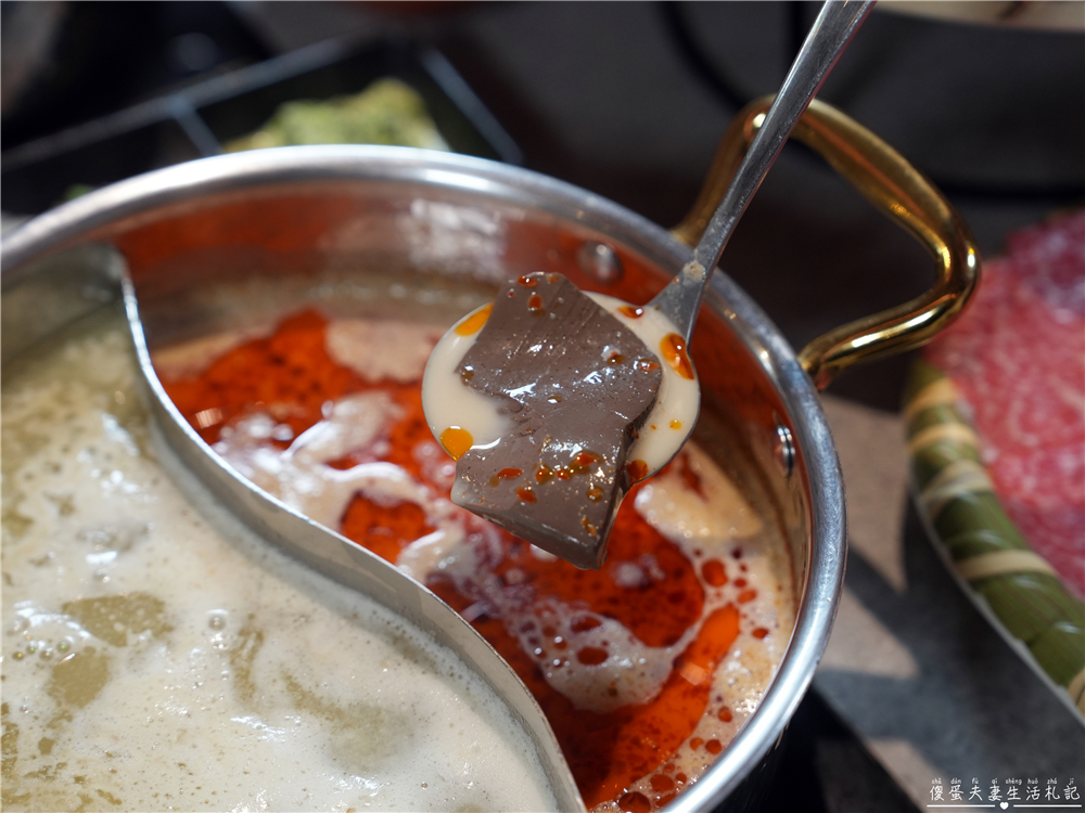 【台中西區。美食】『月團圓雞湯火鍋-台中美術園道店』個人鴛鴦火鍋爽爽吃，還有超豐盛自助吧無限吃到飽！台中寵物友善、包廂餐廳！ @傻蛋夫妻生活札記