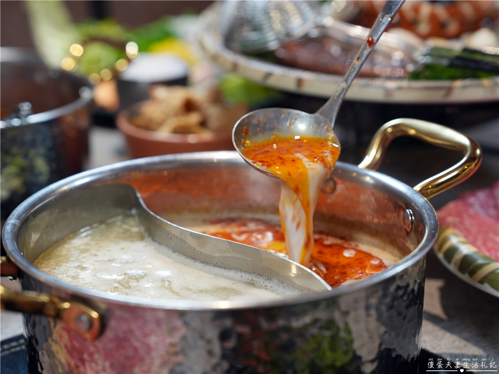 【台中西區。美食】『月團圓雞湯火鍋-台中美術園道店』個人鴛鴦火鍋爽爽吃，還有超豐盛自助吧無限吃到飽！台中寵物友善、包廂餐廳！ @傻蛋夫妻生活札記