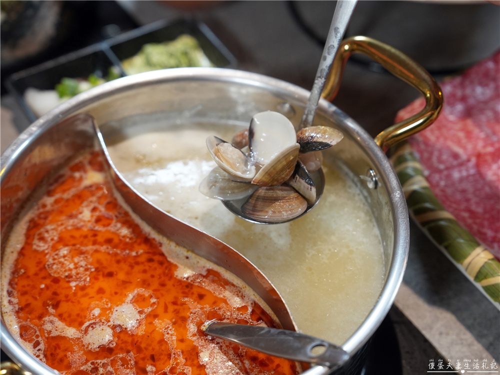 【台中西區。美食】『月團圓雞湯火鍋-台中美術園道店』個人鴛鴦火鍋爽爽吃，還有超豐盛自助吧無限吃到飽！台中寵物友善、包廂餐廳！ @傻蛋夫妻生活札記