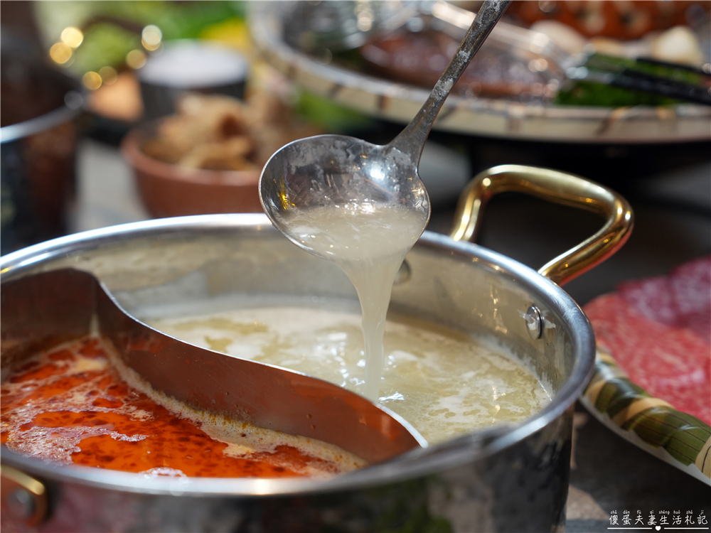 【台中西區。美食】『月團圓雞湯火鍋-台中美術園道店』個人鴛鴦火鍋爽爽吃，還有超豐盛自助吧無限吃到飽！台中寵物友善、包廂餐廳！ @傻蛋夫妻生活札記