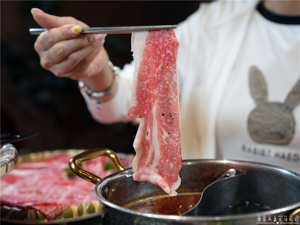 【台中西區。美食】『月團圓雞湯火鍋-台中美術園道店』個人鴛鴦火鍋爽爽吃，還有超豐盛自助吧無限吃到飽！台中寵物友善、包廂餐廳！ @傻蛋夫妻生活札記