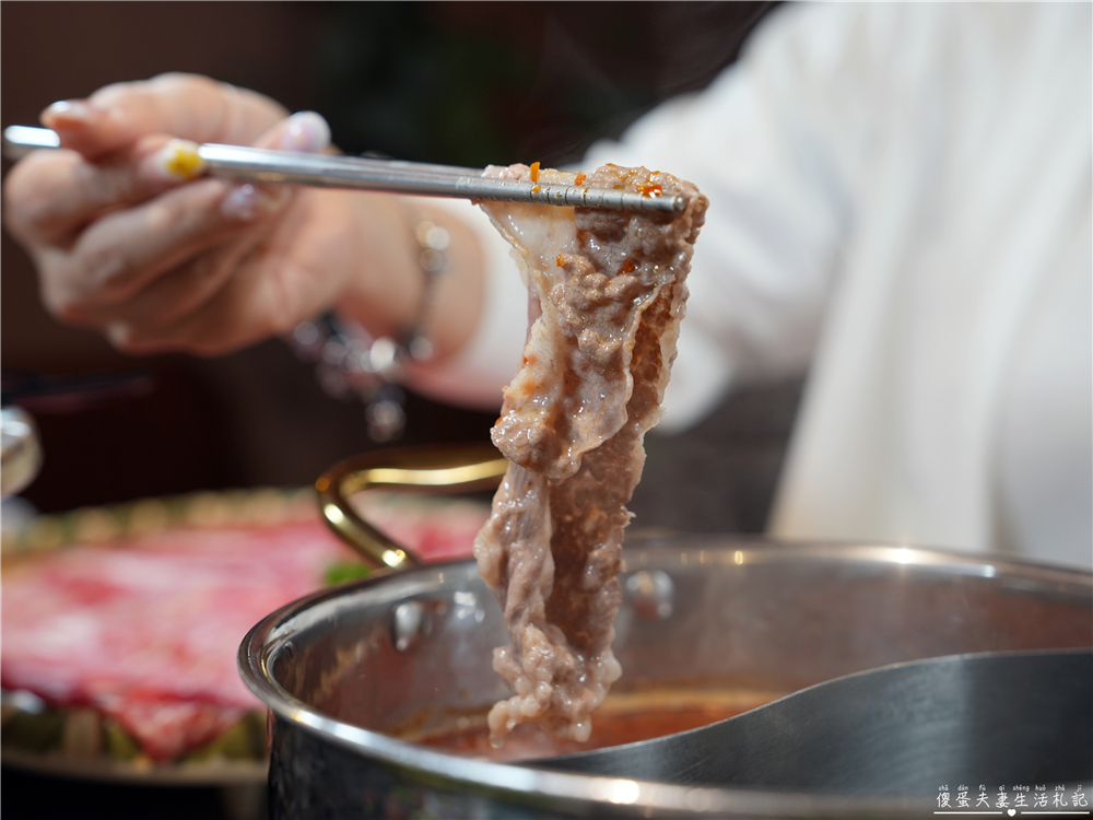 【台中西區。美食】『月團圓雞湯火鍋-台中美術園道店』個人鴛鴦火鍋爽爽吃，還有超豐盛自助吧無限吃到飽！台中寵物友善、包廂餐廳！ @傻蛋夫妻生活札記