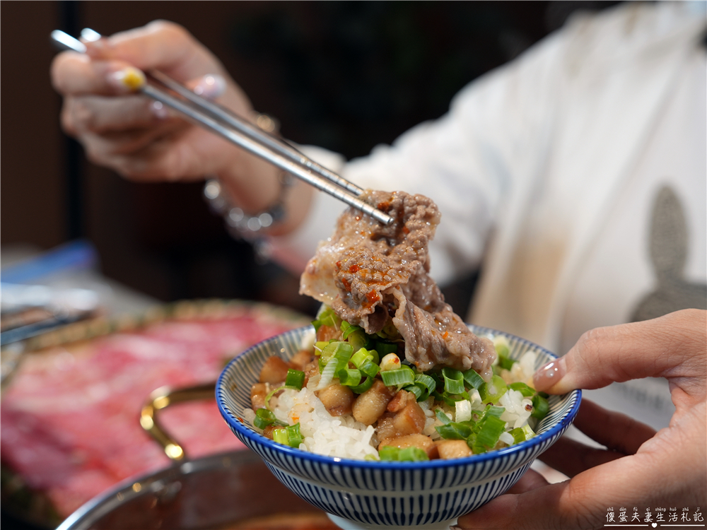 【台中西區。美食】『月團圓雞湯火鍋-台中美術園道店』個人鴛鴦火鍋爽爽吃，還有超豐盛自助吧無限吃到飽！台中寵物友善、包廂餐廳！ @傻蛋夫妻生活札記