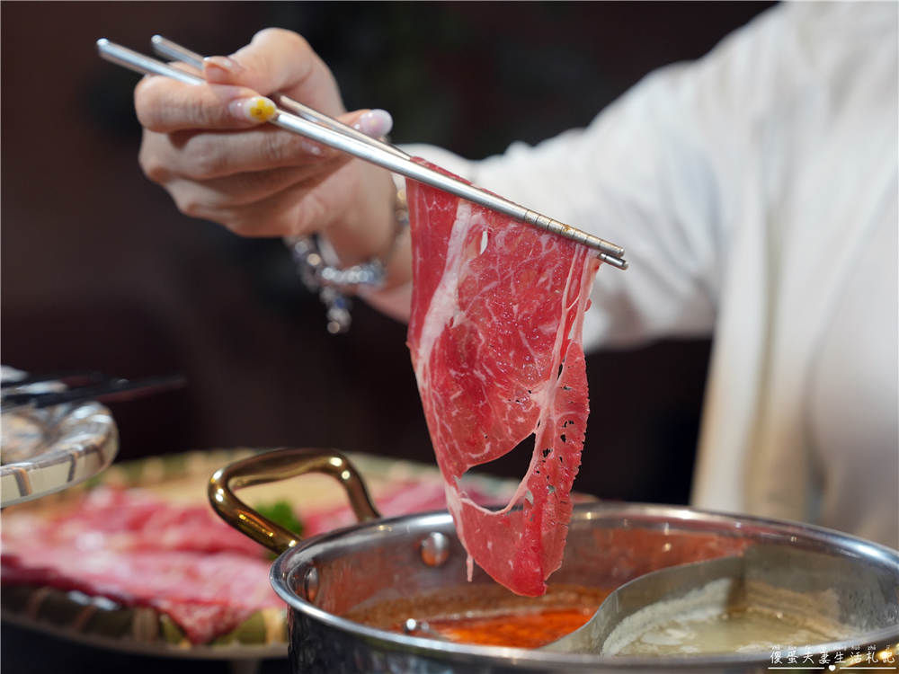 【台中西區。美食】『月團圓雞湯火鍋-台中美術園道店』個人鴛鴦火鍋爽爽吃，還有超豐盛自助吧無限吃到飽！台中寵物友善、包廂餐廳！ @傻蛋夫妻生活札記