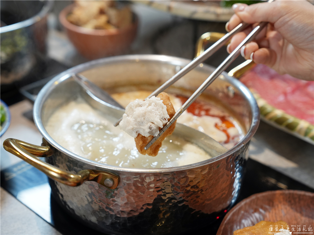 【台中西區。美食】『月團圓雞湯火鍋-台中美術園道店』個人鴛鴦火鍋爽爽吃，還有超豐盛自助吧無限吃到飽！台中寵物友善、包廂餐廳！ @傻蛋夫妻生活札記