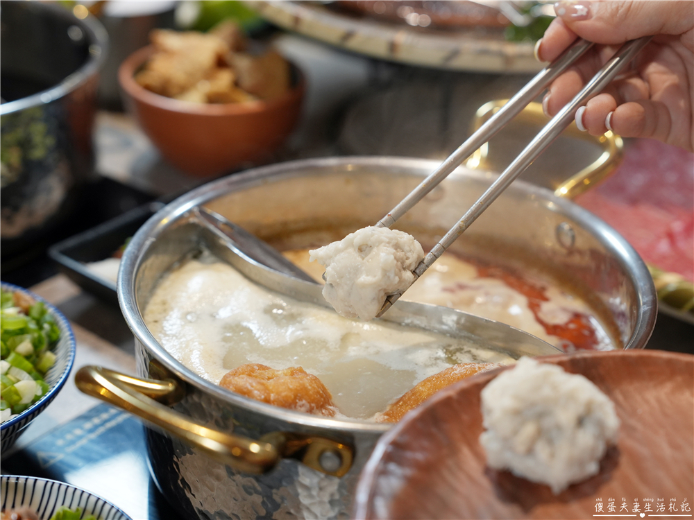 【台中西區。美食】『月團圓雞湯火鍋-台中美術園道店』個人鴛鴦火鍋爽爽吃，還有超豐盛自助吧無限吃到飽！台中寵物友善、包廂餐廳！ @傻蛋夫妻生活札記