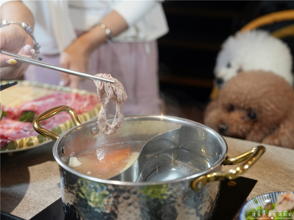 【台中西區。美食】『月團圓雞湯火鍋-台中美術園道店』個人鴛鴦火鍋爽爽吃，還有超豐盛自助吧無限吃到飽！台中寵物友善、包廂餐廳！ @傻蛋夫妻生活札記