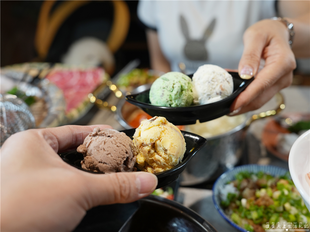 【台中西區。美食】『月團圓雞湯火鍋-台中美術園道店』個人鴛鴦火鍋爽爽吃，還有超豐盛自助吧無限吃到飽！台中寵物友善、包廂餐廳！ @傻蛋夫妻生活札記