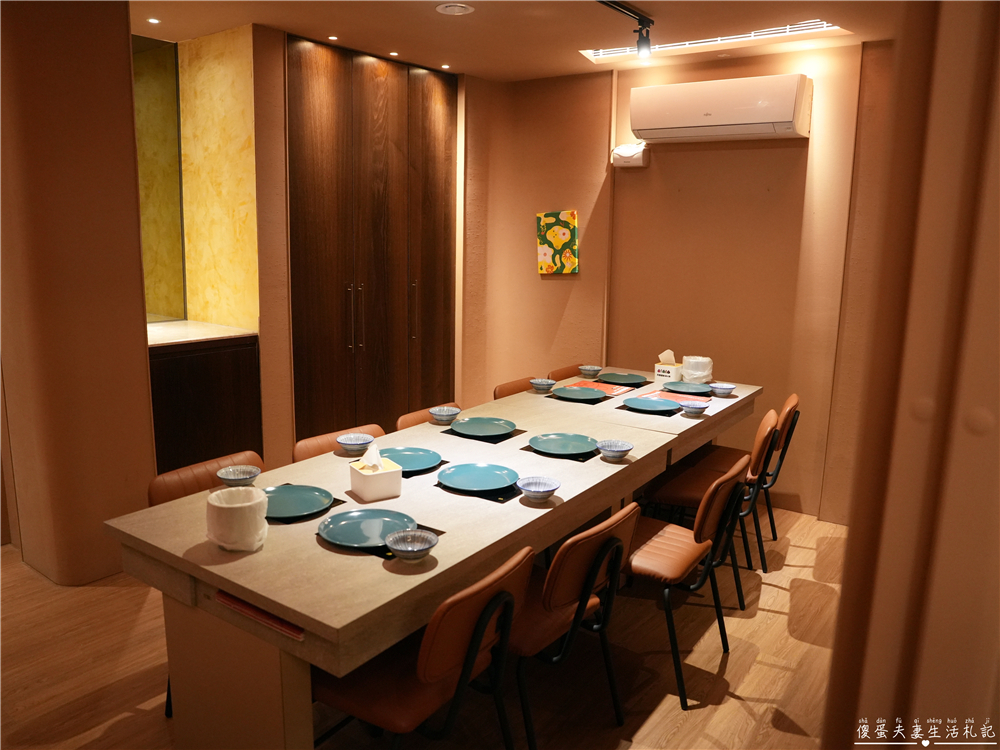 【台中西區。美食】『月團圓雞湯火鍋-台中美術園道店』個人鴛鴦火鍋爽爽吃，還有超豐盛自助吧無限吃到飽！台中寵物友善、包廂餐廳！ @傻蛋夫妻生活札記