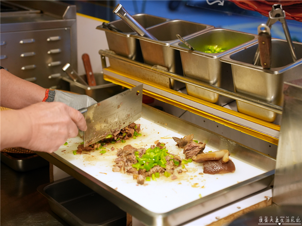 【桃園中壢。美食】『珍味坊風味涼皮』香酥夠味！藏在中原夜市的酥脆肉夾饃！ @傻蛋夫妻生活札記