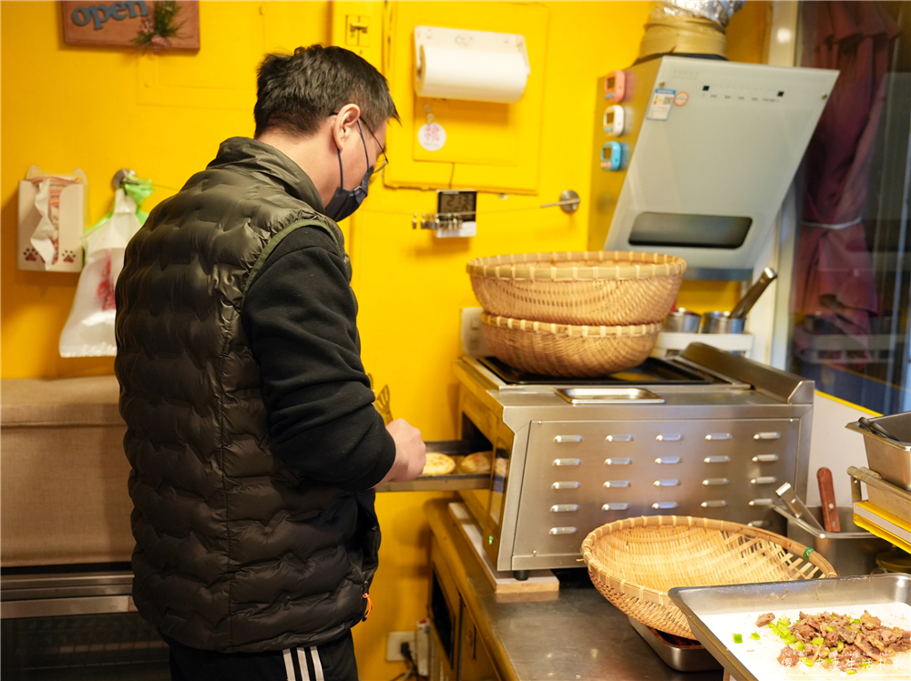 【桃園中壢。美食】『珍味坊風味涼皮』香酥夠味！藏在中原夜市的酥脆肉夾饃！ @傻蛋夫妻生活札記