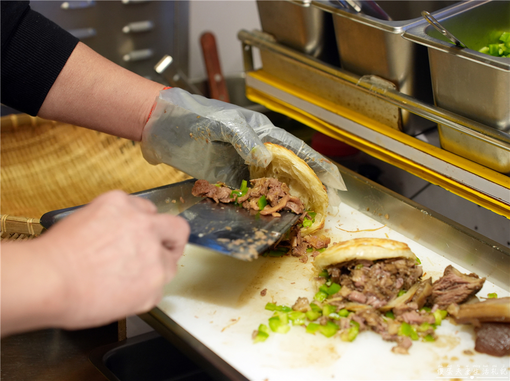 【桃園中壢。美食】『珍味坊風味涼皮』香酥夠味！藏在中原夜市的酥脆肉夾饃！ @傻蛋夫妻生活札記