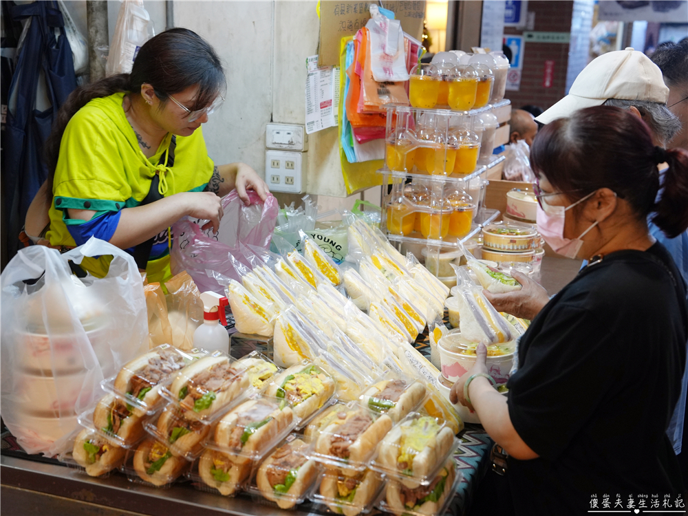 【台中東區。美食】『幸運找餐潛艇堡三明治專賣』不夠早吃不到！藏在建國市場的超猛三明治專賣店！ @傻蛋夫妻生活札記
