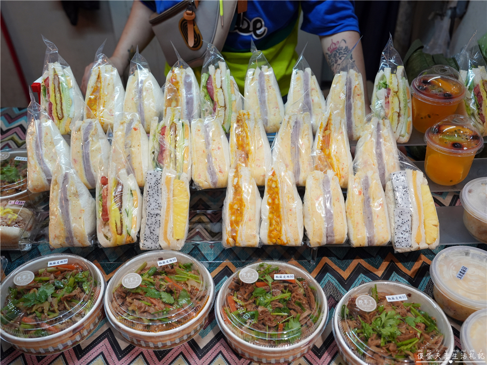 【台中東區。美食】『幸運找餐潛艇堡三明治專賣』不夠早吃不到！藏在建國市場的超猛三明治專賣店！ @傻蛋夫妻生活札記