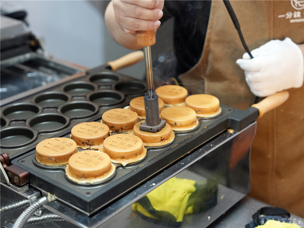 【苗栗頭份。美食】『一分錢一分貨-苗栗頭份店』內餡飽滿不甜膩！人氣爆棚的車輪餅進駐頭份！ @傻蛋夫妻生活札記