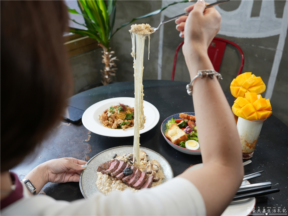 【台中西屯。美食】『春三朝午』夏季限定！井字芒果飲品vs起司爆擊牽絲義式燉飯霸氣登場！逢甲早午餐推薦~~ @傻蛋夫妻生活札記