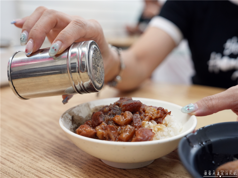 【台中龍井。美食】『向宏魯肉飯』東海學子的回憶殺！便宜又好吃的經典魯肉飯！ @傻蛋夫妻生活札記