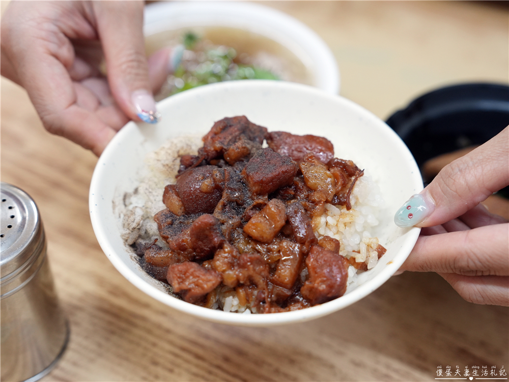 【台中龍井。美食】『向宏魯肉飯』東海學子的回憶殺！便宜又好吃的經典魯肉飯！ @傻蛋夫妻生活札記
