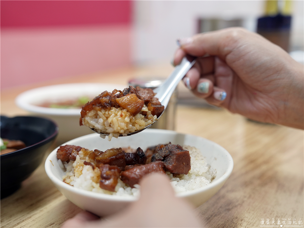 【台中龍井。美食】『向宏魯肉飯』東海學子的回憶殺！便宜又好吃的經典魯肉飯！ @傻蛋夫妻生活札記