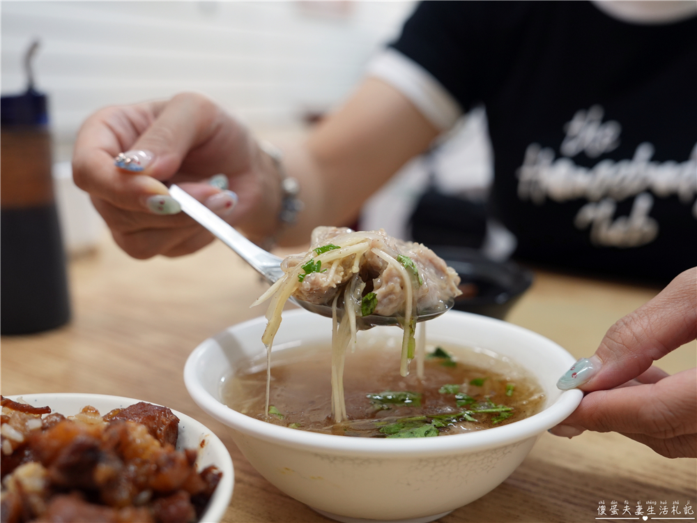 【台中龍井。美食】『向宏魯肉飯』東海學子的回憶殺！便宜又好吃的經典魯肉飯！ @傻蛋夫妻生活札記