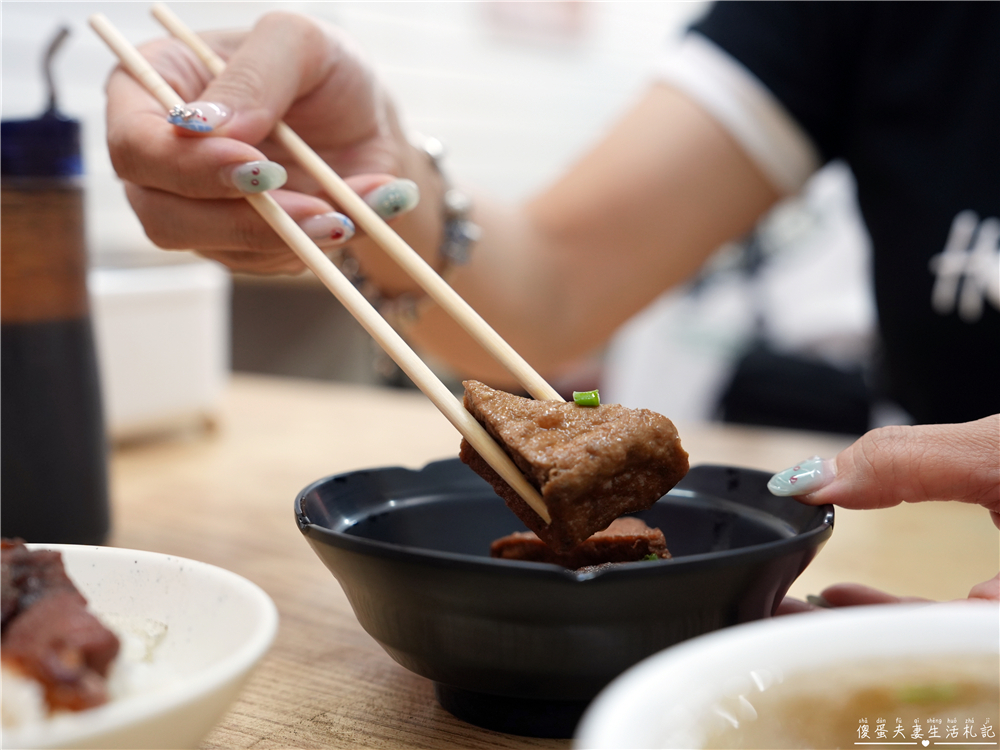 【台中龍井。美食】『向宏魯肉飯』東海學子的回憶殺！便宜又好吃的經典魯肉飯！ @傻蛋夫妻生活札記
