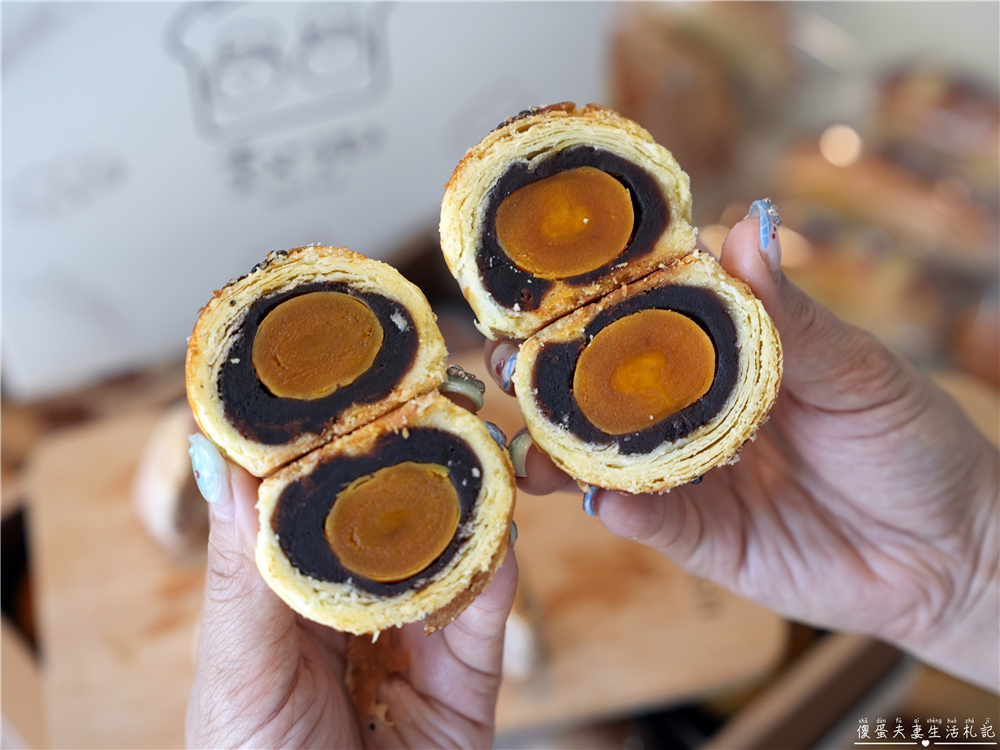 【苗栗竹南。美食】『穀街Good Job』質感系烘焙坊！2025中秋蛋黃酥、芋頭酥禮盒熱賣中！ @傻蛋夫妻生活札記