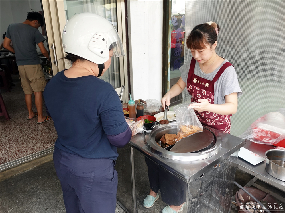 【苗栗市美食】『三番港魷魚焿-苗栗市分店』簡單又美味!刷嘴羹麵、好吃滷味,讓人一試成主顧! @傻蛋夫妻生活札記 【苗栗市美食】『三番港魷魚焿-苗栗市分店』簡單又美味!刷嘴羹麵、好吃滷味,讓人一試成主顧! @傻蛋夫妻生活札記