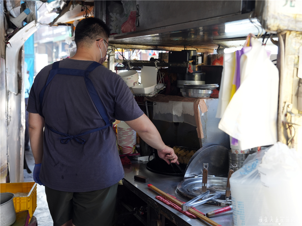 【台中龍井。美食】『東海臭豆腐』酥脆爆汁！東海商圈的臭豆腐小店~ @傻蛋夫妻生活札記