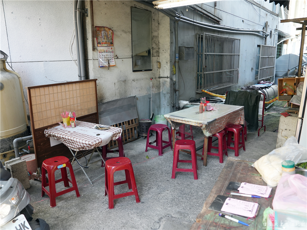 【台中龍井。美食】『東海臭豆腐』酥脆爆汁！東海商圈的臭豆腐小店~ @傻蛋夫妻生活札記