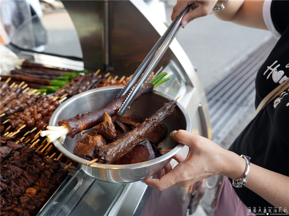 【台中龍井。美食】『品饌東山鴨頭-東海店』先滷後炸！東海最資深的經典東山鴨頭小吃！ @傻蛋夫妻生活札記