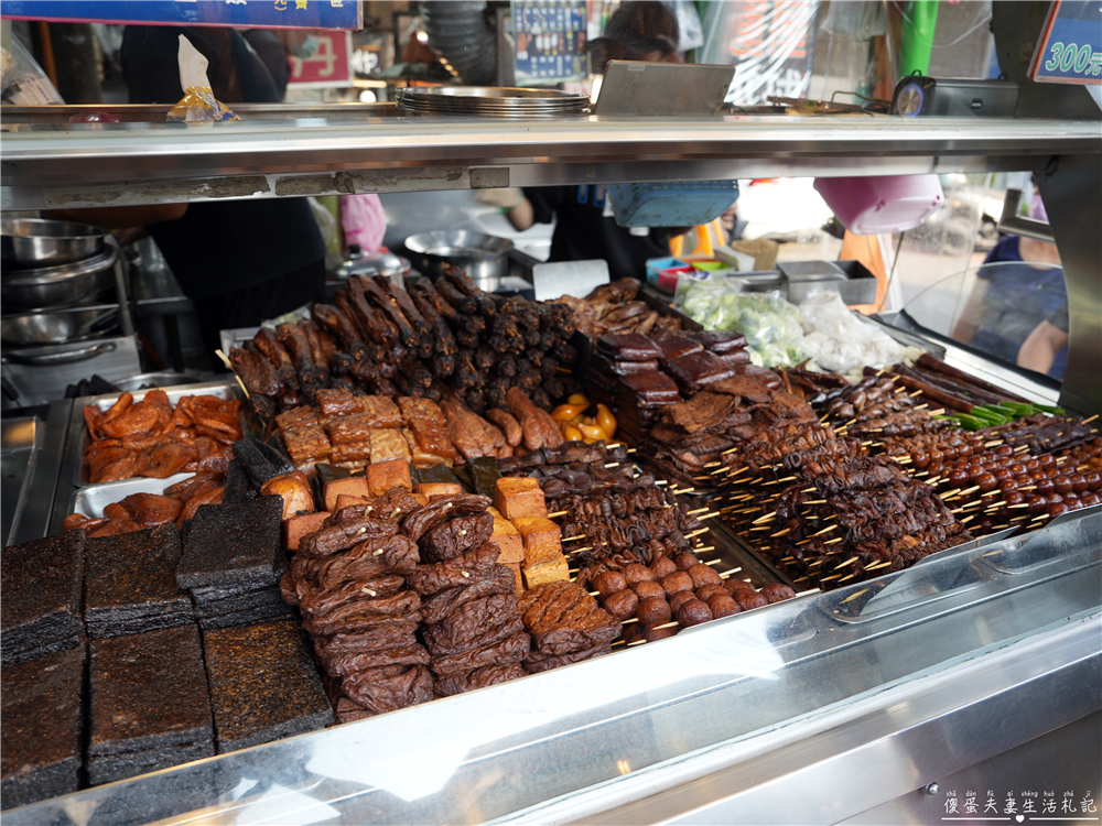 【台中龍井。美食】『品饌東山鴨頭-東海店』先滷後炸！東海最資深的經典東山鴨頭小吃！ @傻蛋夫妻生活札記