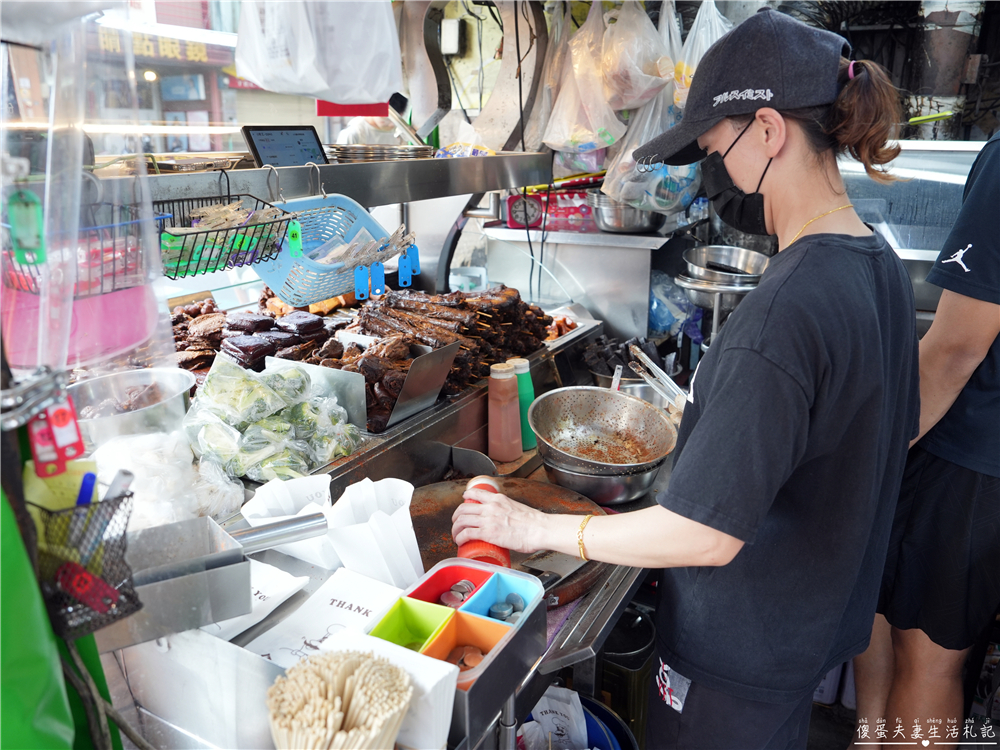 【台中龍井。美食】『品饌東山鴨頭-東海店』先滷後炸！東海最資深的經典東山鴨頭小吃！ @傻蛋夫妻生活札記