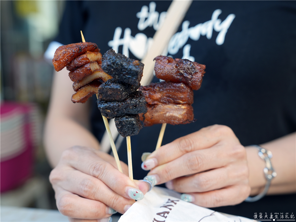 【台中龍井。美食】『品饌東山鴨頭-東海店』先滷後炸！東海最資深的經典東山鴨頭小吃！ @傻蛋夫妻生活札記