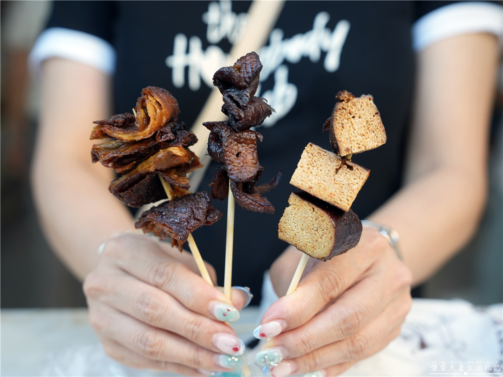 【台中龍井。美食】『品饌東山鴨頭-東海店』先滷後炸！東海最資深的經典東山鴨頭小吃！ @傻蛋夫妻生活札記