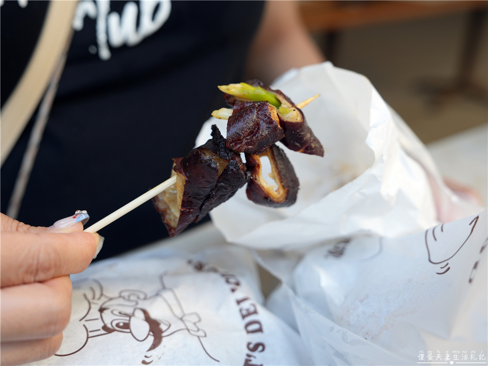 【台中龍井。美食】『品饌東山鴨頭-東海店』先滷後炸！東海最資深的經典東山鴨頭小吃！ @傻蛋夫妻生活札記