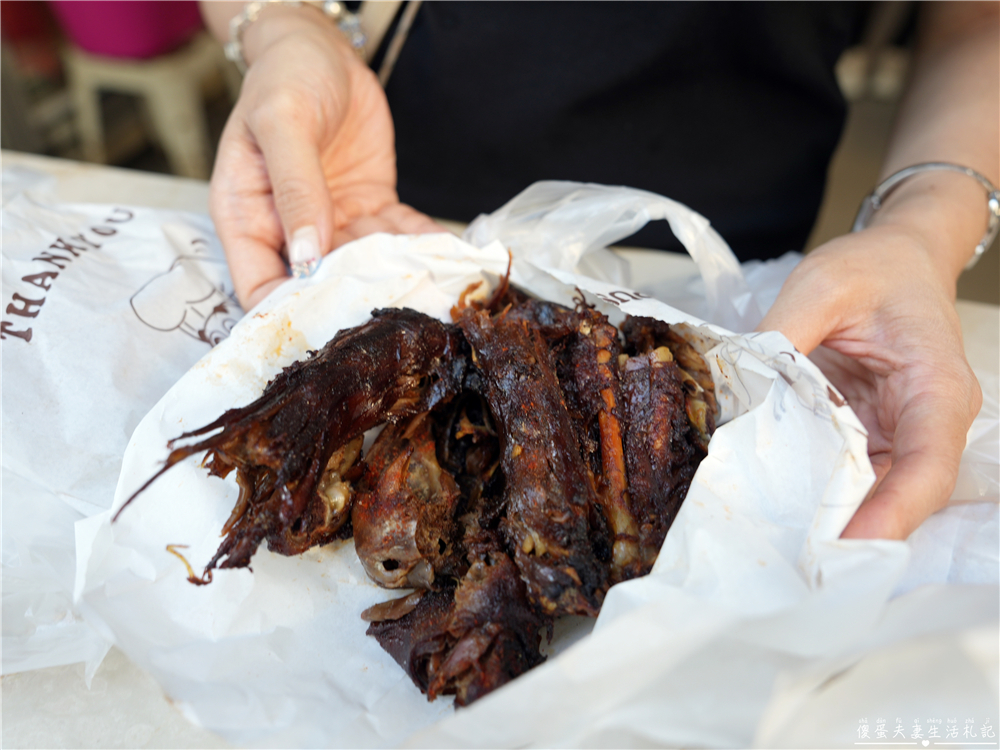 【台中龍井。美食】『品饌東山鴨頭-東海店』先滷後炸！東海最資深的經典東山鴨頭小吃！ @傻蛋夫妻生活札記