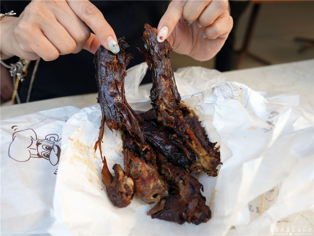 【台中龍井。美食】『品饌東山鴨頭-東海店』先滷後炸！東海最資深的經典東山鴨頭小吃！ @傻蛋夫妻生活札記