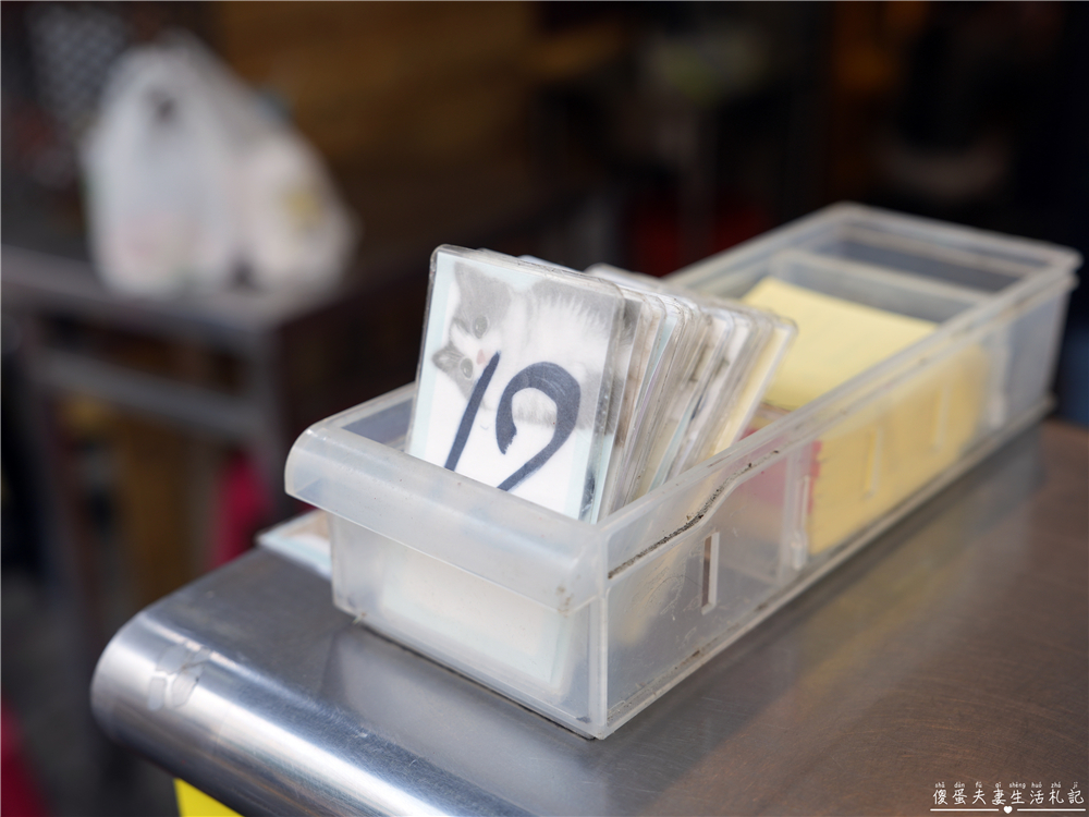 【台中北區。美食】『21臭豆腐-一中店』酥脆多汁！一中街的超猛排隊臭豆腐！ @傻蛋夫妻生活札記