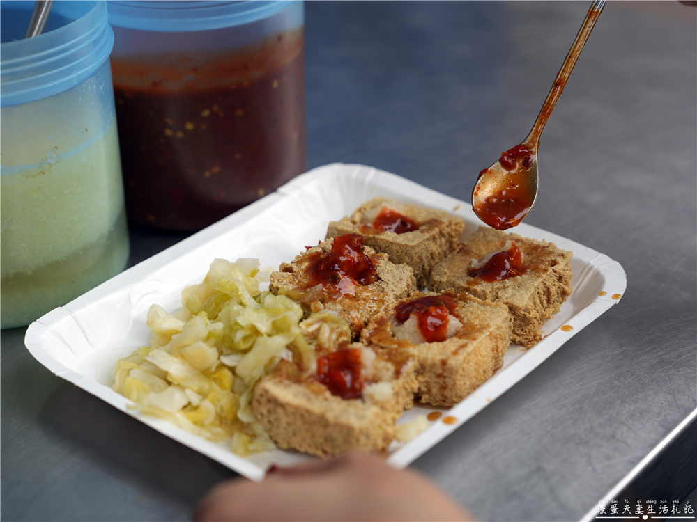 【台中北區。美食】『21臭豆腐-一中店』酥脆多汁！一中街的超猛排隊臭豆腐！ @傻蛋夫妻生活札記