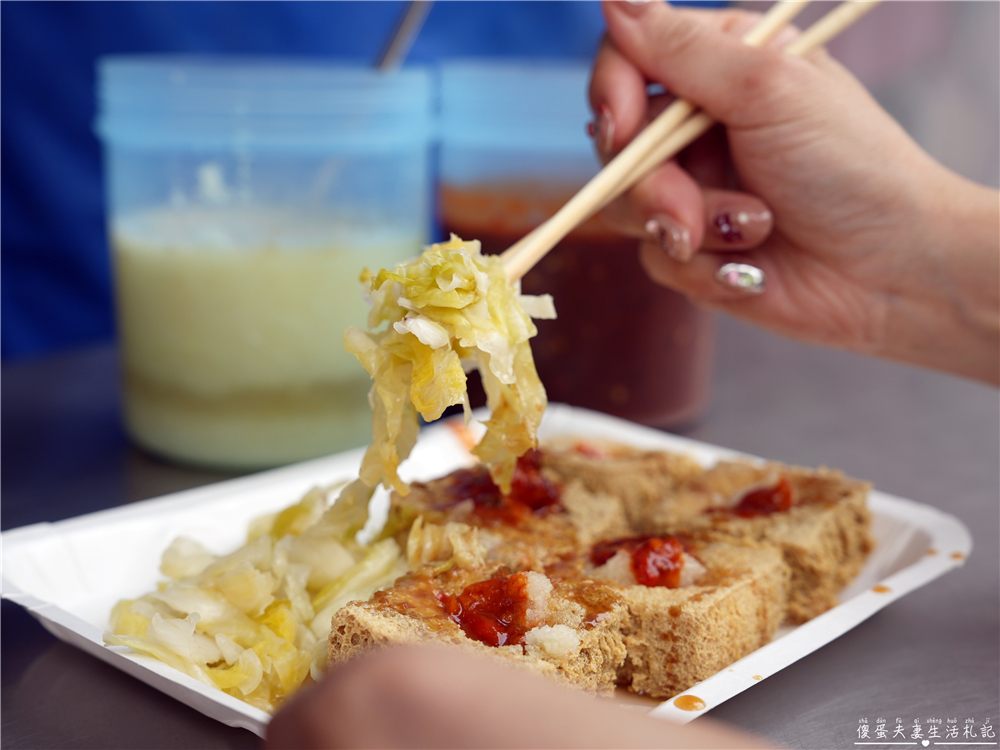 【台中北區。美食】『21臭豆腐-一中店』酥脆多汁！一中街的超猛排隊臭豆腐！ @傻蛋夫妻生活札記