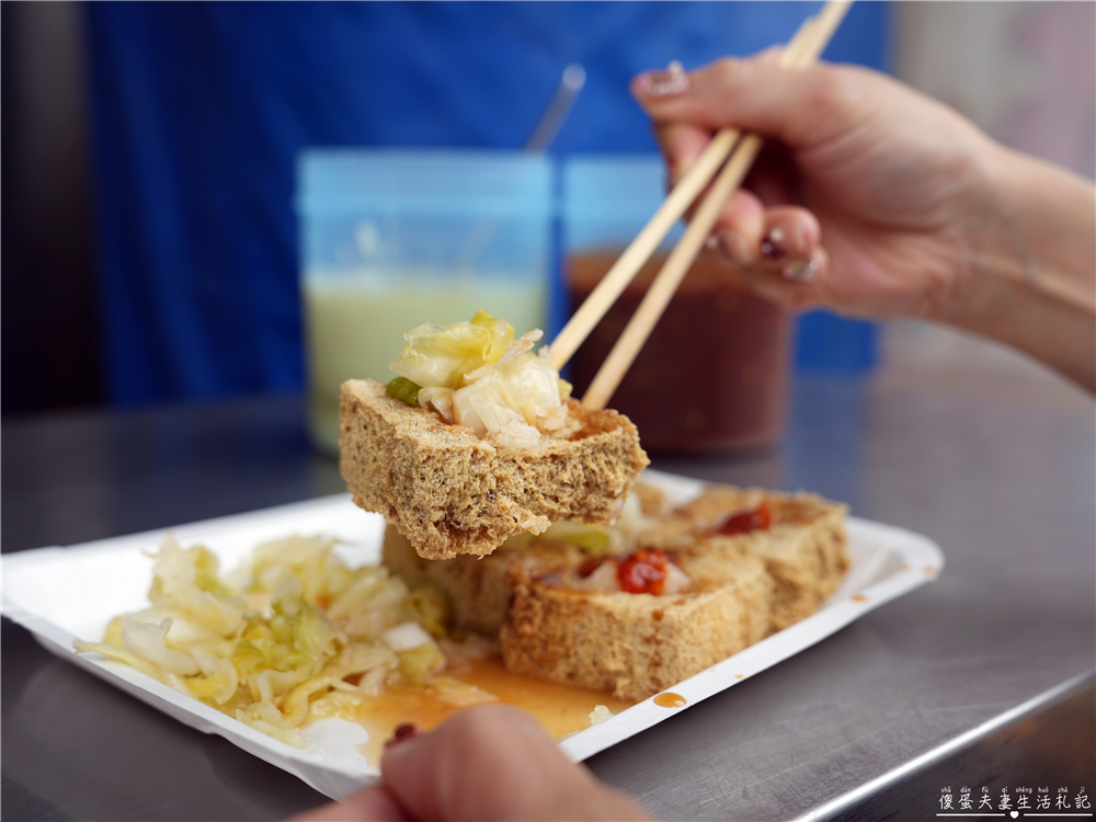 【台中北區。美食】『21臭豆腐-一中店』酥脆多汁！一中街的超猛排隊臭豆腐！ @傻蛋夫妻生活札記