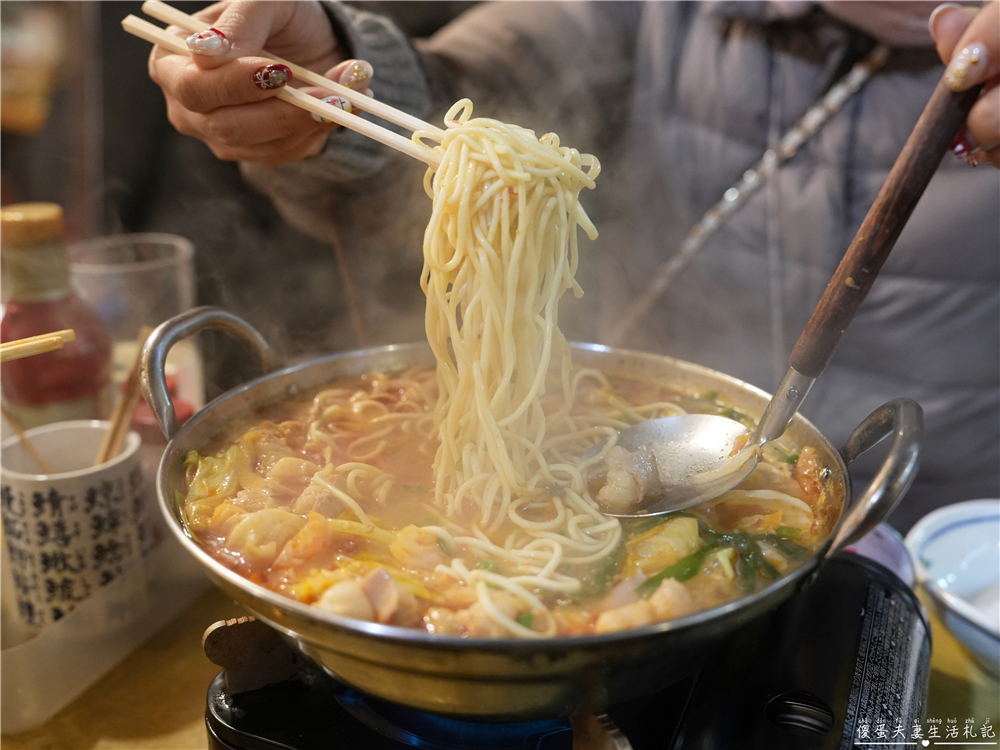 【日本東京。美食】『大眾酒場 ヤリキ 總本店』阿美橫町的小小居酒屋！內臟鍋及串燒酒場吃起來~~ @傻蛋夫妻生活札記