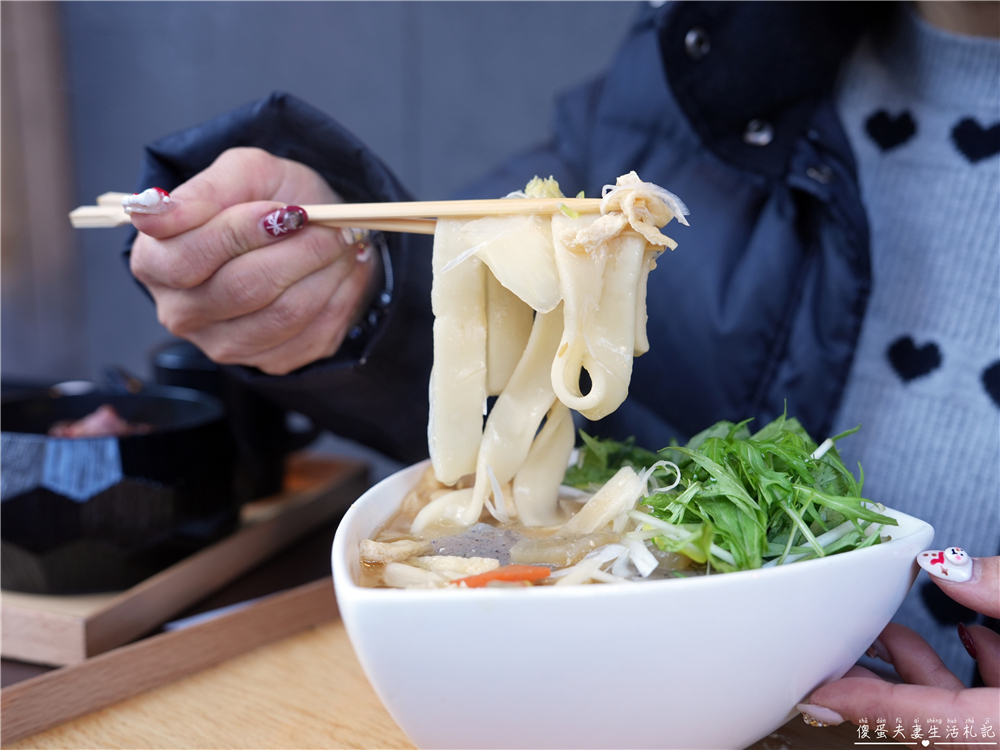 【日本群馬。美食】『湯川テラス』邊泡足湯還能享受美食！草津溫泉的足湯で食事初體驗！ @傻蛋夫妻生活札記