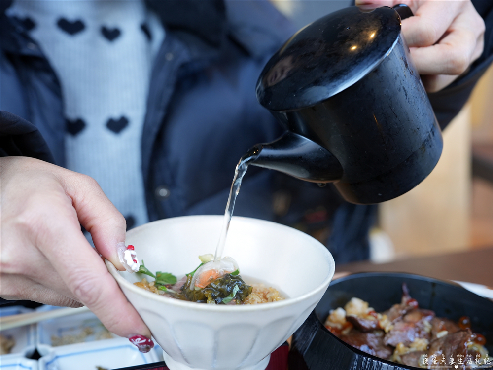 【日本群馬。美食】『湯川テラス』邊泡足湯還能享受美食！草津溫泉的足湯で食事初體驗！ @傻蛋夫妻生活札記