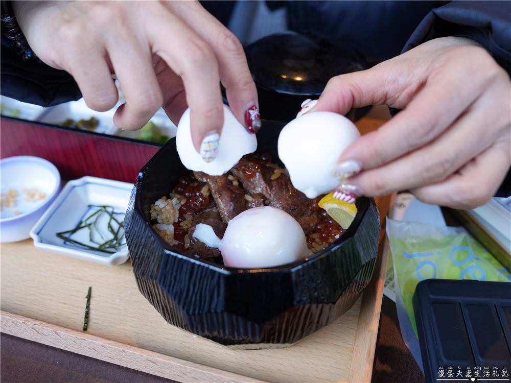 【日本群馬。美食】『湯川テラス』邊泡足湯還能享受美食！草津溫泉的足湯で食事初體驗！ @傻蛋夫妻生活札記