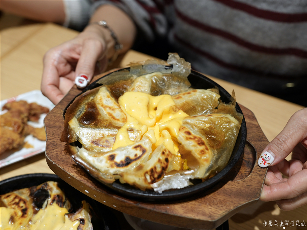 【日本東京。美食】『格安ビールと鉄鍋餃子 3‧6‧5酒場 池袋サンシャイン通り店』昭和風格平價酒場！池袋超夯的日本在地下班乾杯居酒屋~~ @傻蛋夫妻生活札記